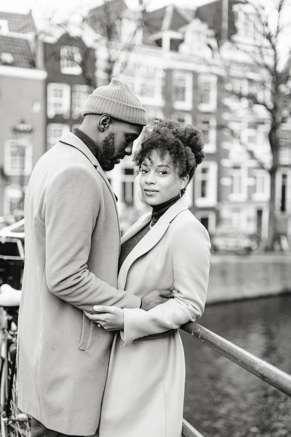  black and white engagement photos in amsterdam 