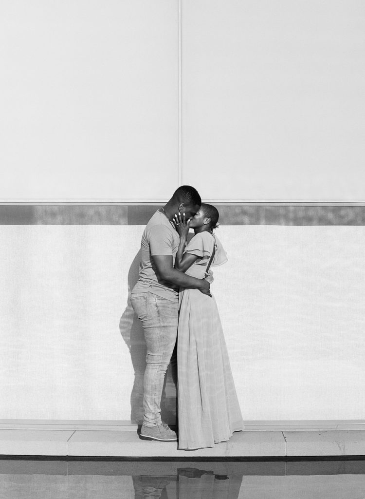 Black and white photo of a couple kissing at sunrise at DC Kennedy Center